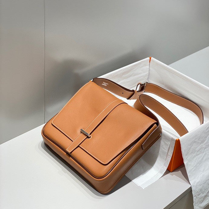 STEVE LIGHT JUNIOR MESSENGER BAG 27 IN GOLD TOGO CALFSKIN