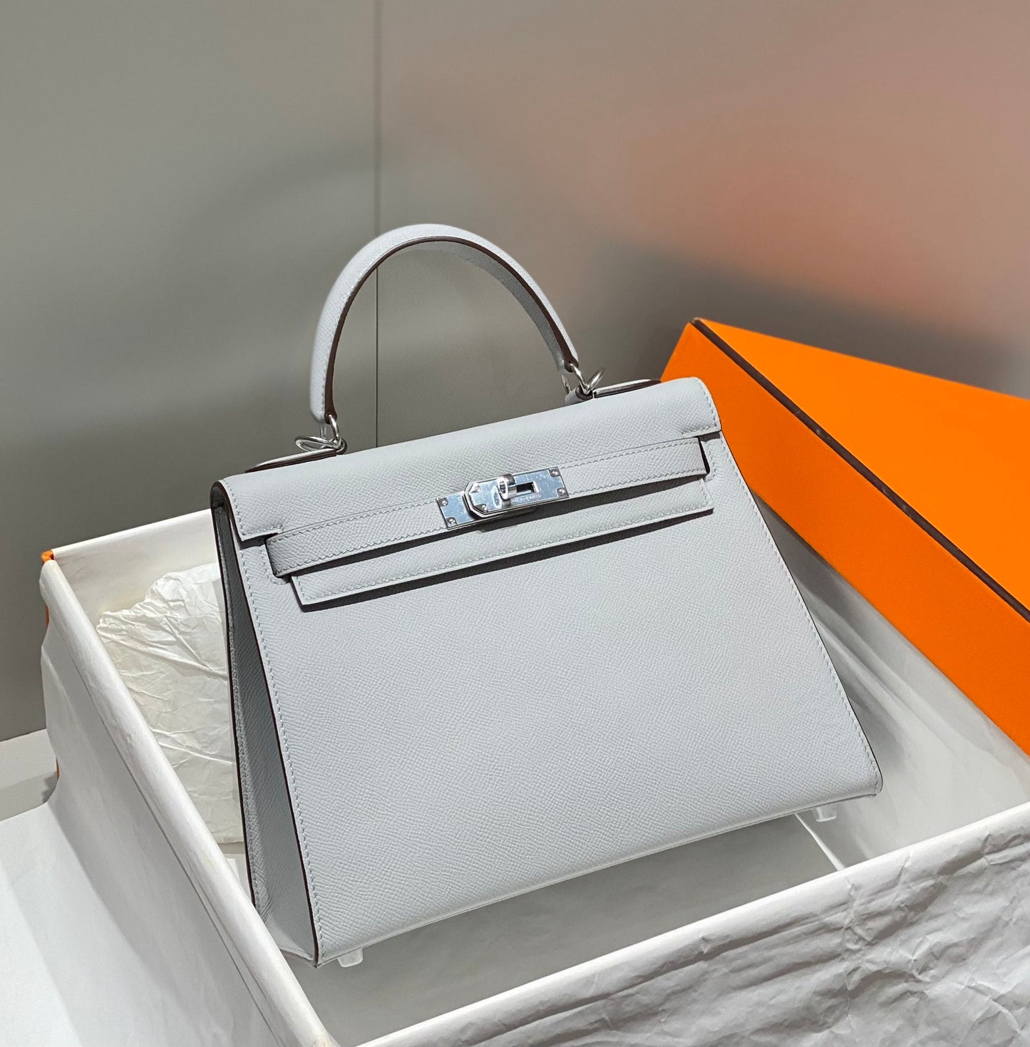 KELLY 28CM IN GRIS PERLE EPSOM CALFSKIN PALLADIUM HARDWARE
