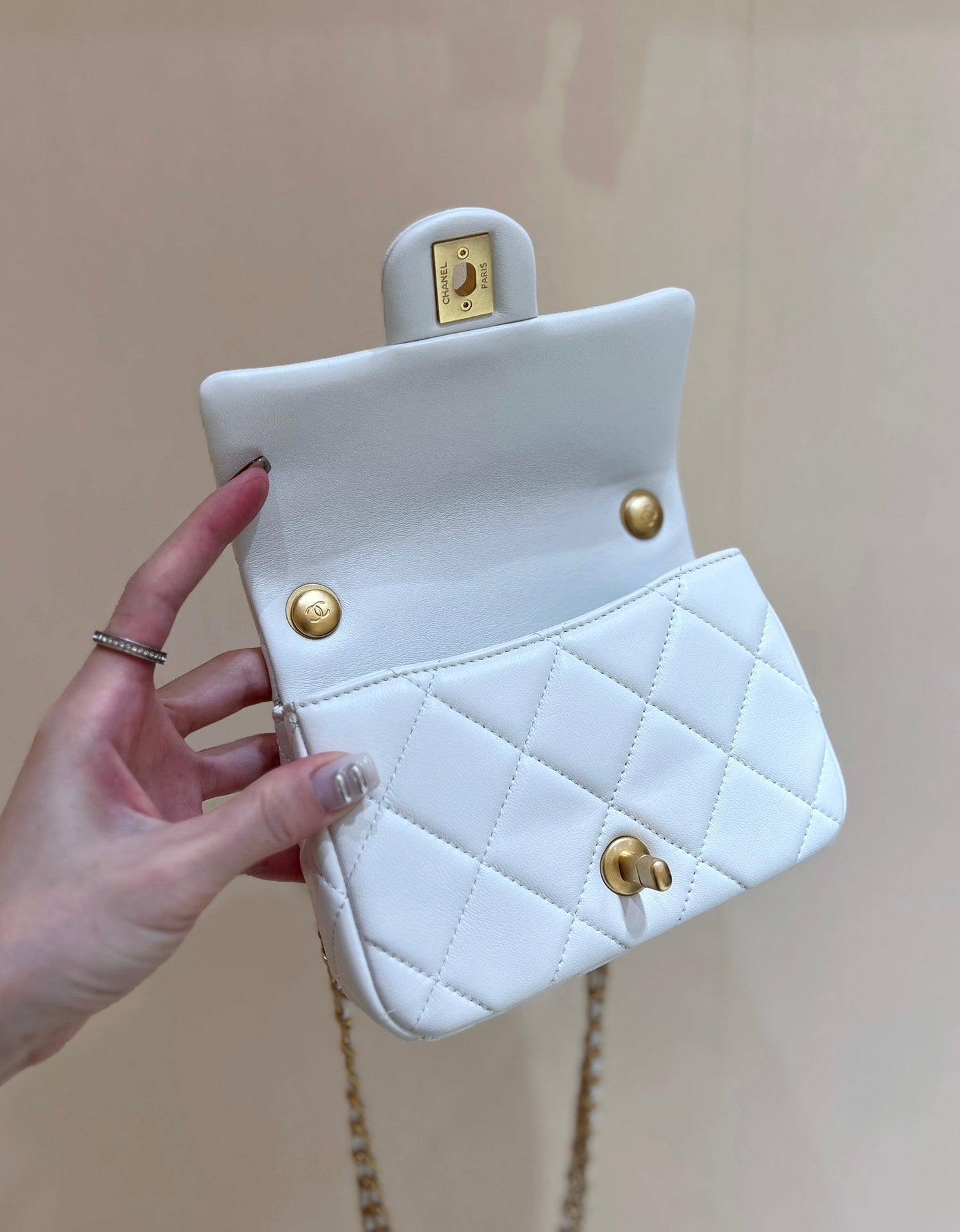 25S CHANEL CROSSBODY HANDBAG 17 IN WHITE LAMBSKIN GOLD HARDWARE